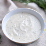 ідеальний тахіні-йогуртовий соус поданий в піалі із позолотою