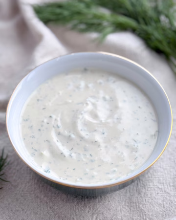 ідеальний тахіні-йогуртовий соус поданий в піалі із позолотою