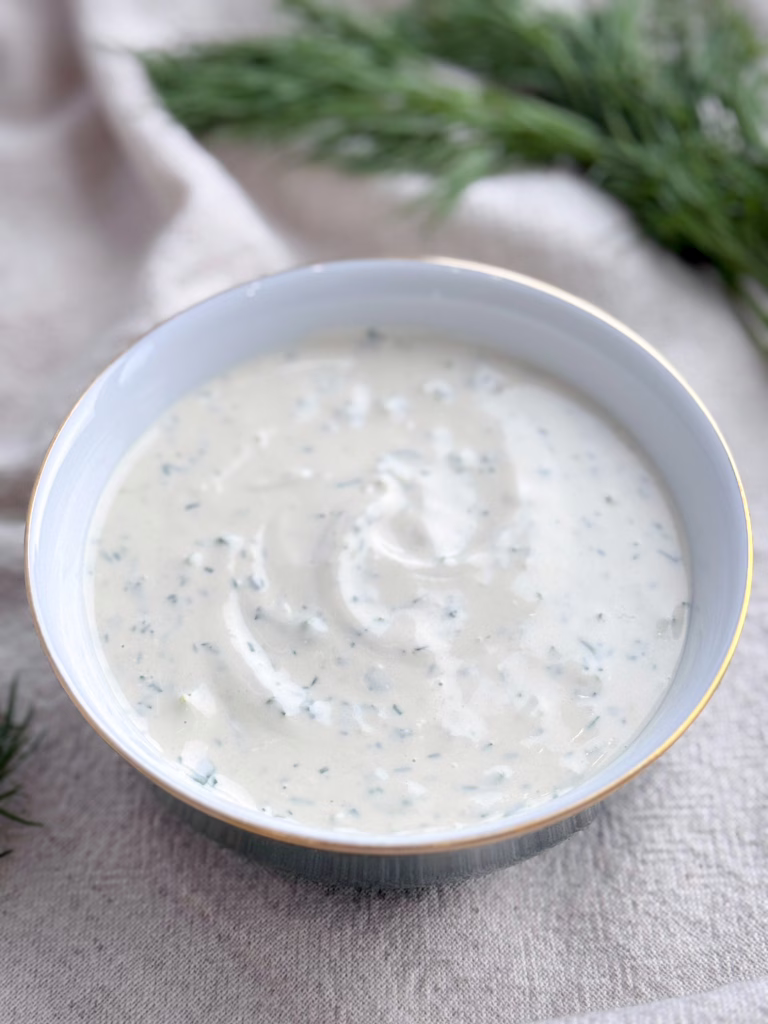 ідеальний тахіні-йогуртовий соус поданий в піалі із позолотою