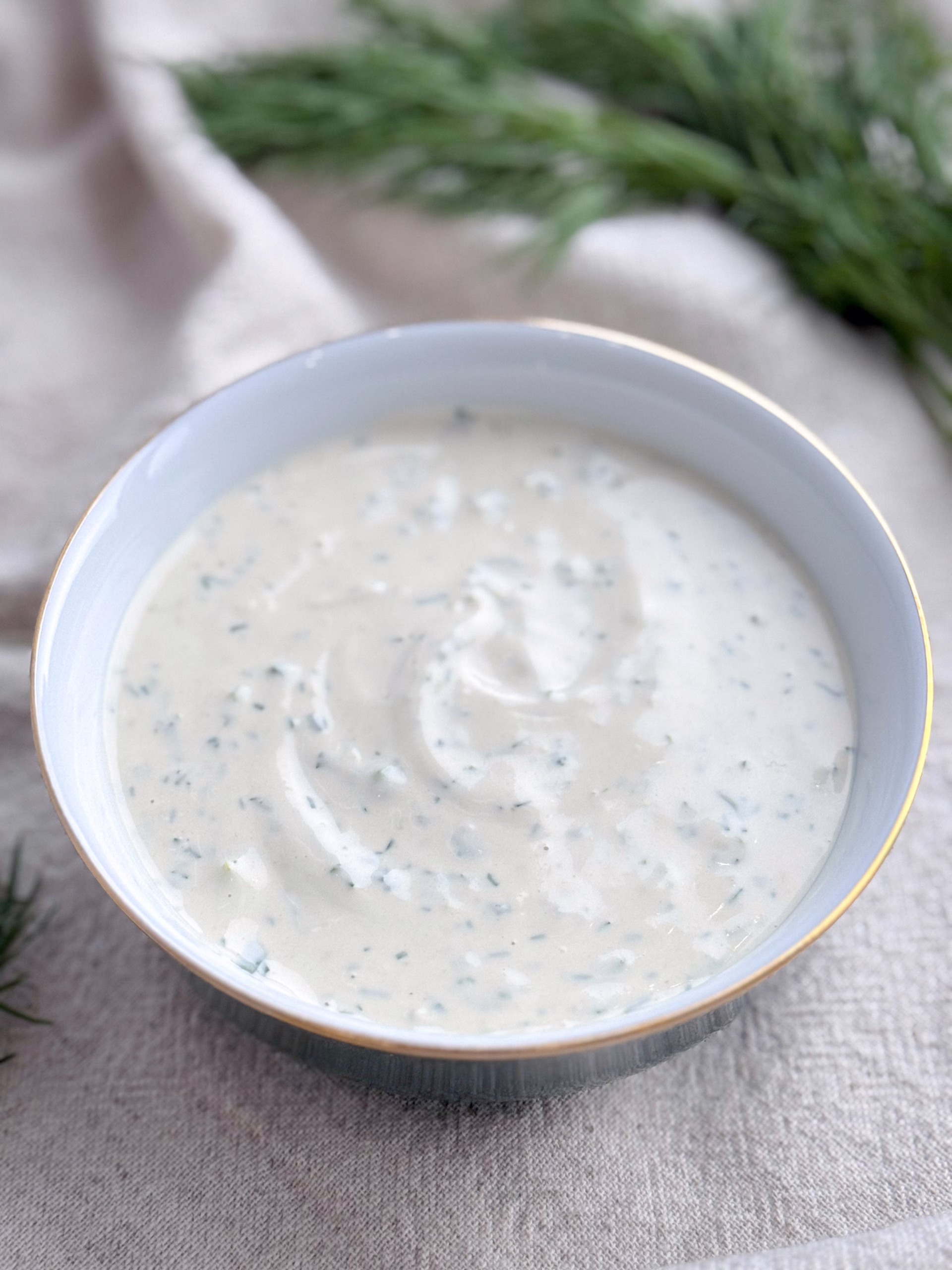 ідеальний тахіні-йогуртовий соус поданий в піалі із позолотою