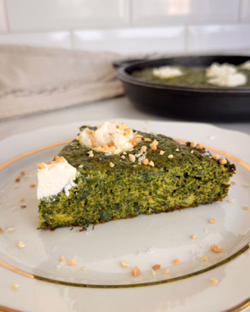 Сервірування смарагдового тарту з рікоттою на вінтажній тарілці з золотою облямівкою, CookItTwice стиль.