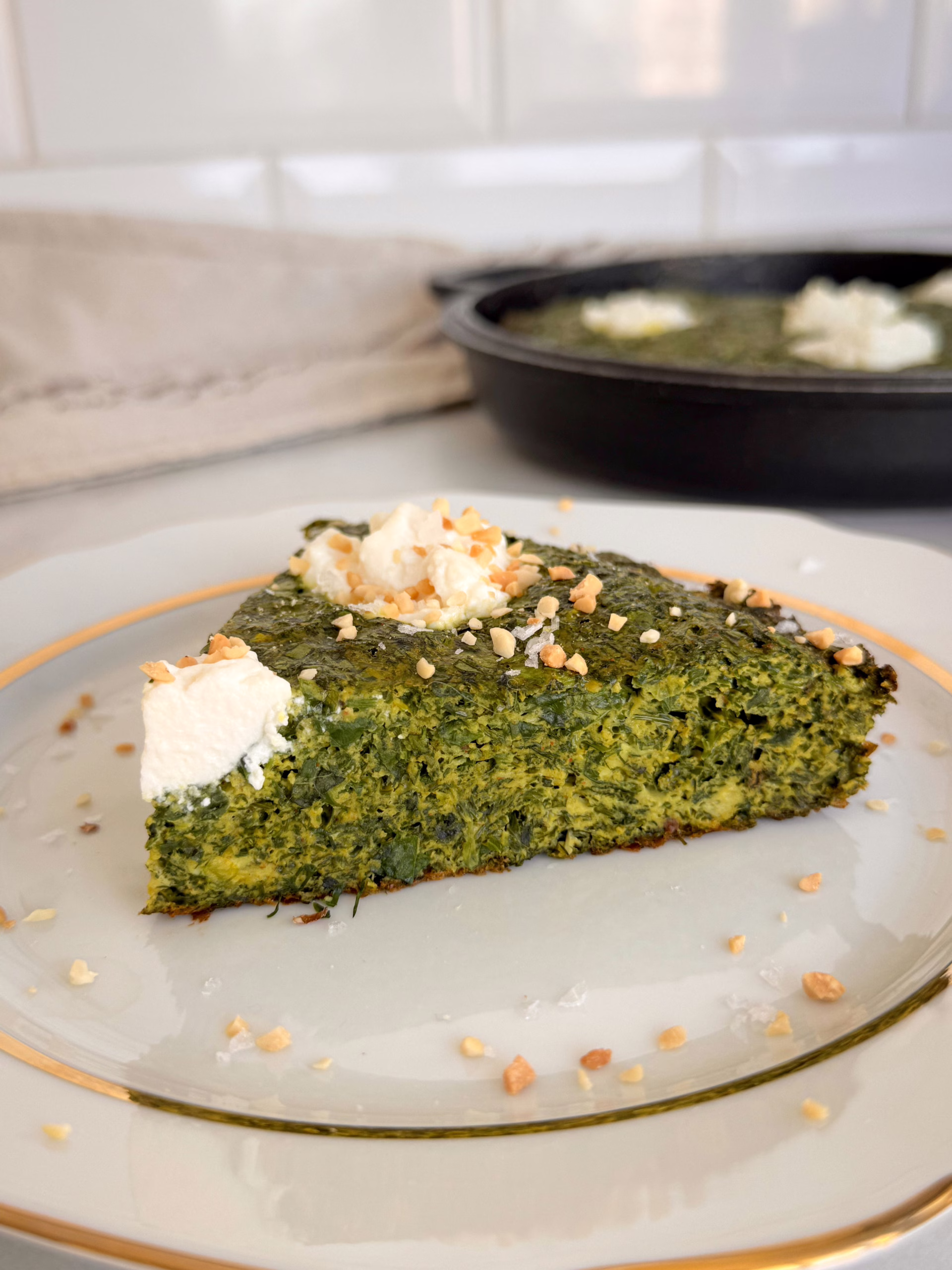 Сервірування смарагдового тарту з рікоттою на вінтажній тарілці з золотою облямівкою, CookItTwice стиль.