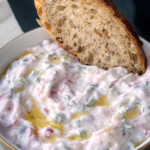 атерта рожева редиска, свіжий кріп та краплі оливкової олії на фоні залитої сонцем кухні