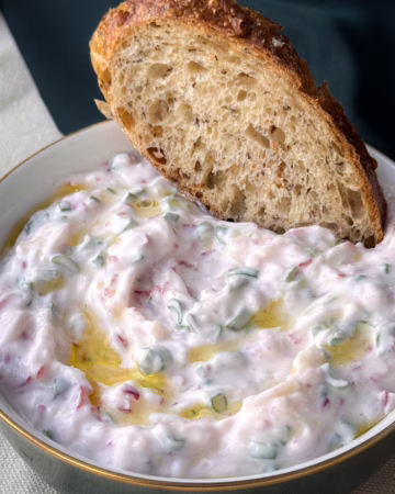 атерта рожева редиска, свіжий кріп та краплі оливкової олії на фоні залитої сонцем кухні