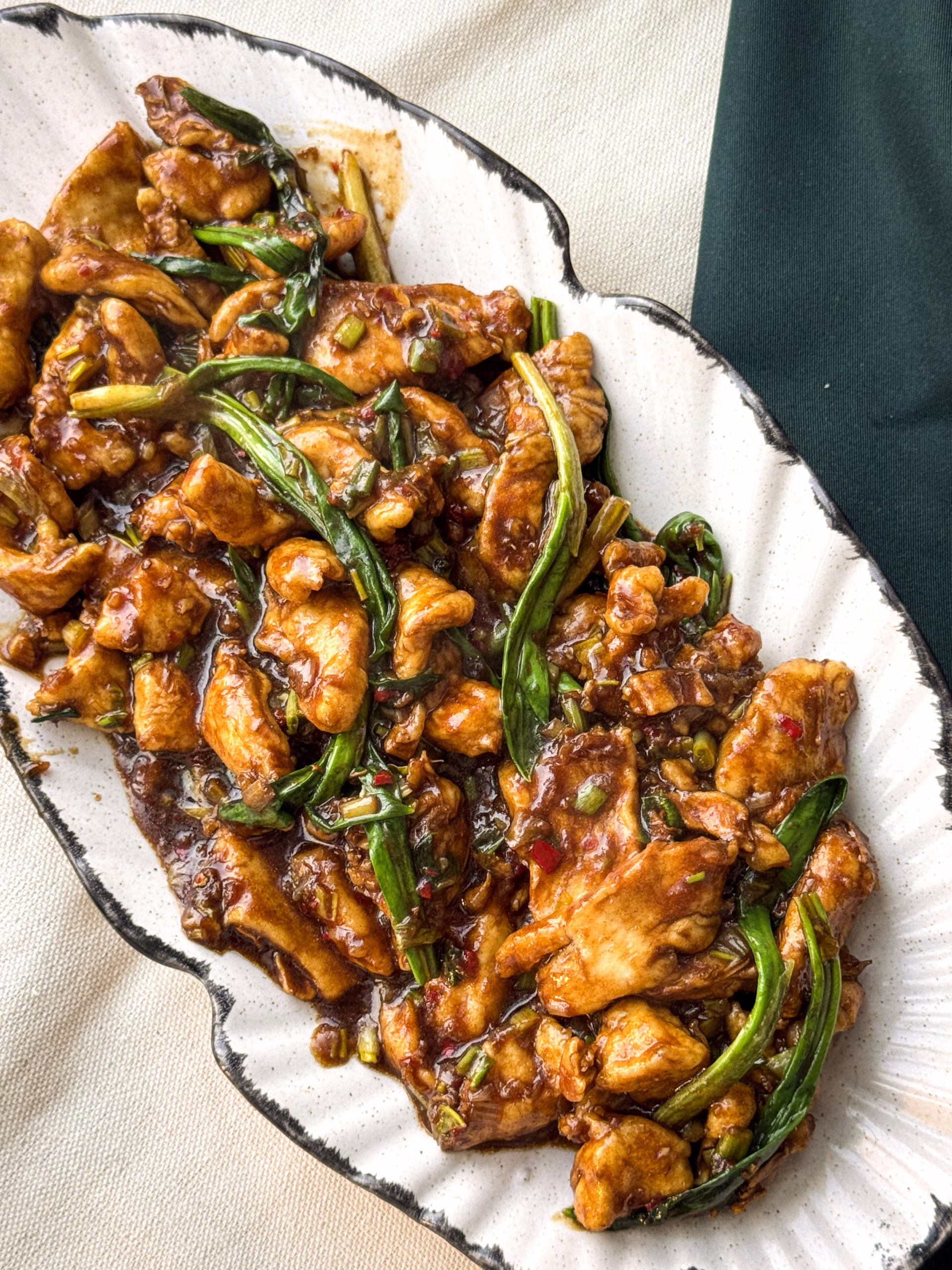 Ніжний курячий стир-фрай із черемшею