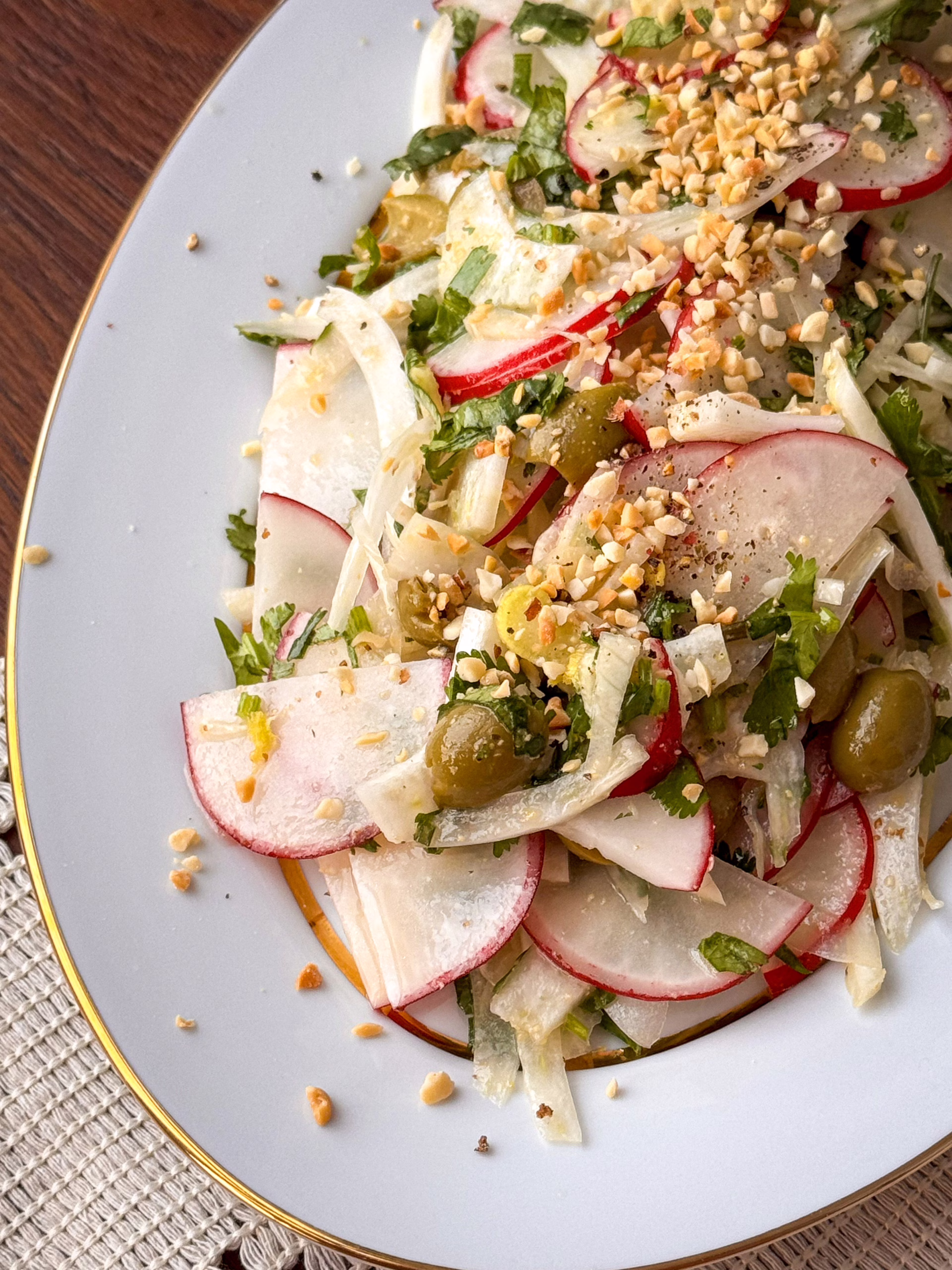 русткий весняний салат із фенхелем, редисом та пікантною горіховою ноткою. Сервірований на порцеляновому посуді