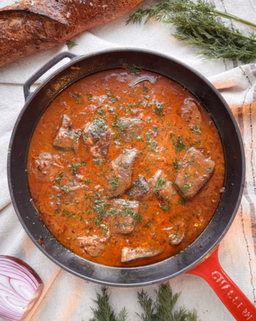 Приготування ніжної яловичої печінки в густому соусі у чавунній пательні