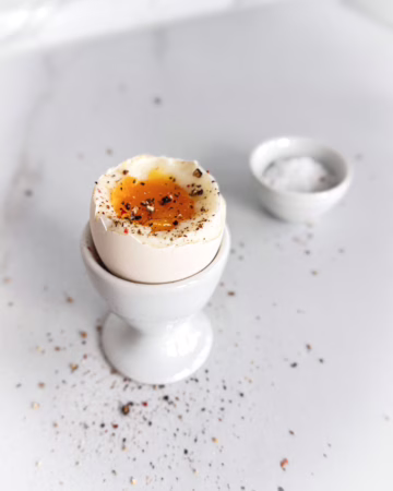 яйце намяко подане із сіллю та свіжомеленим чорним перцем. Ідеальна мʼякість жовтка